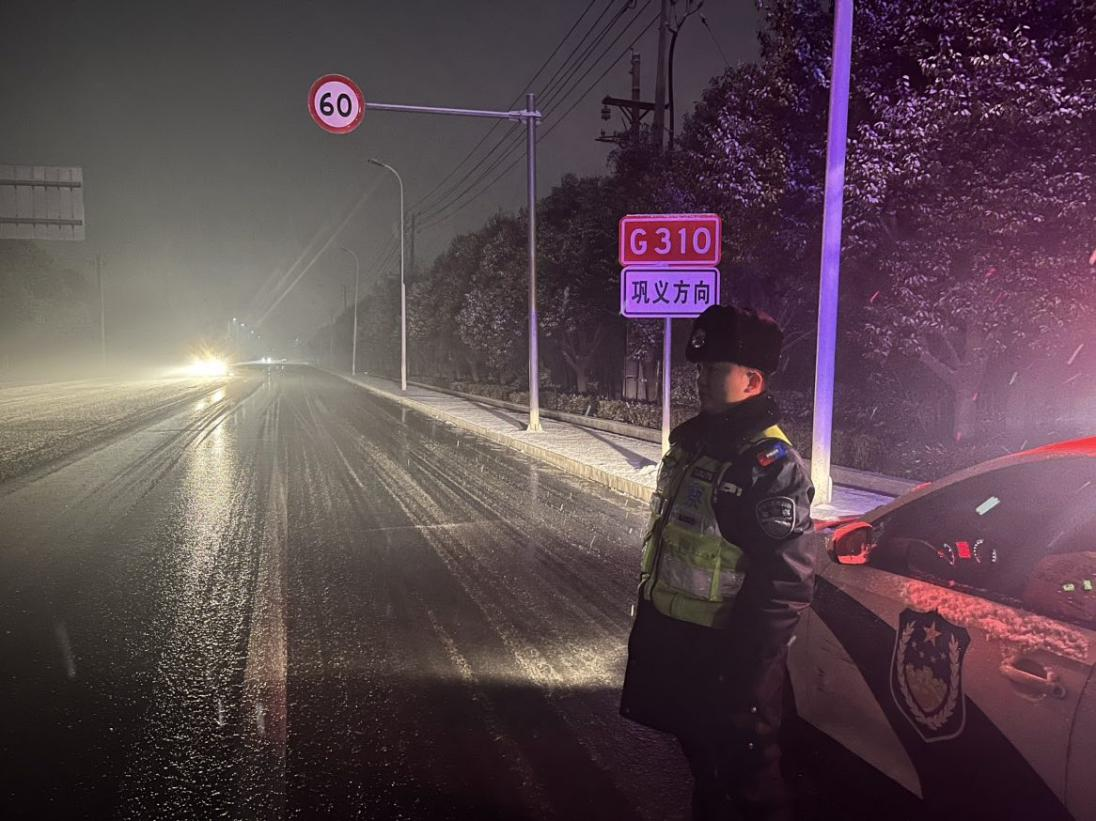迎战低温雨雪|郑州上街交警：全员上路 不放过一