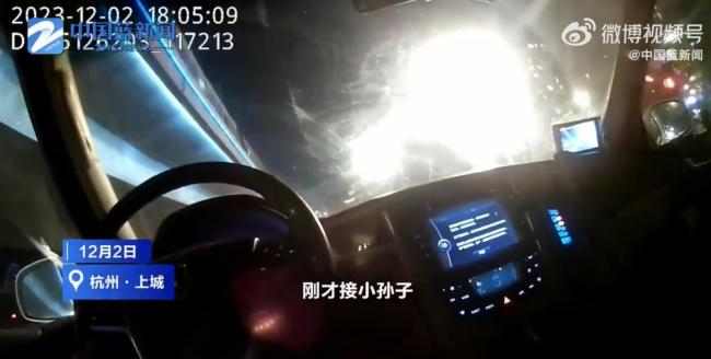 孩子被爷爷忘车上民警司机紧急寻人 爷孙俩终于