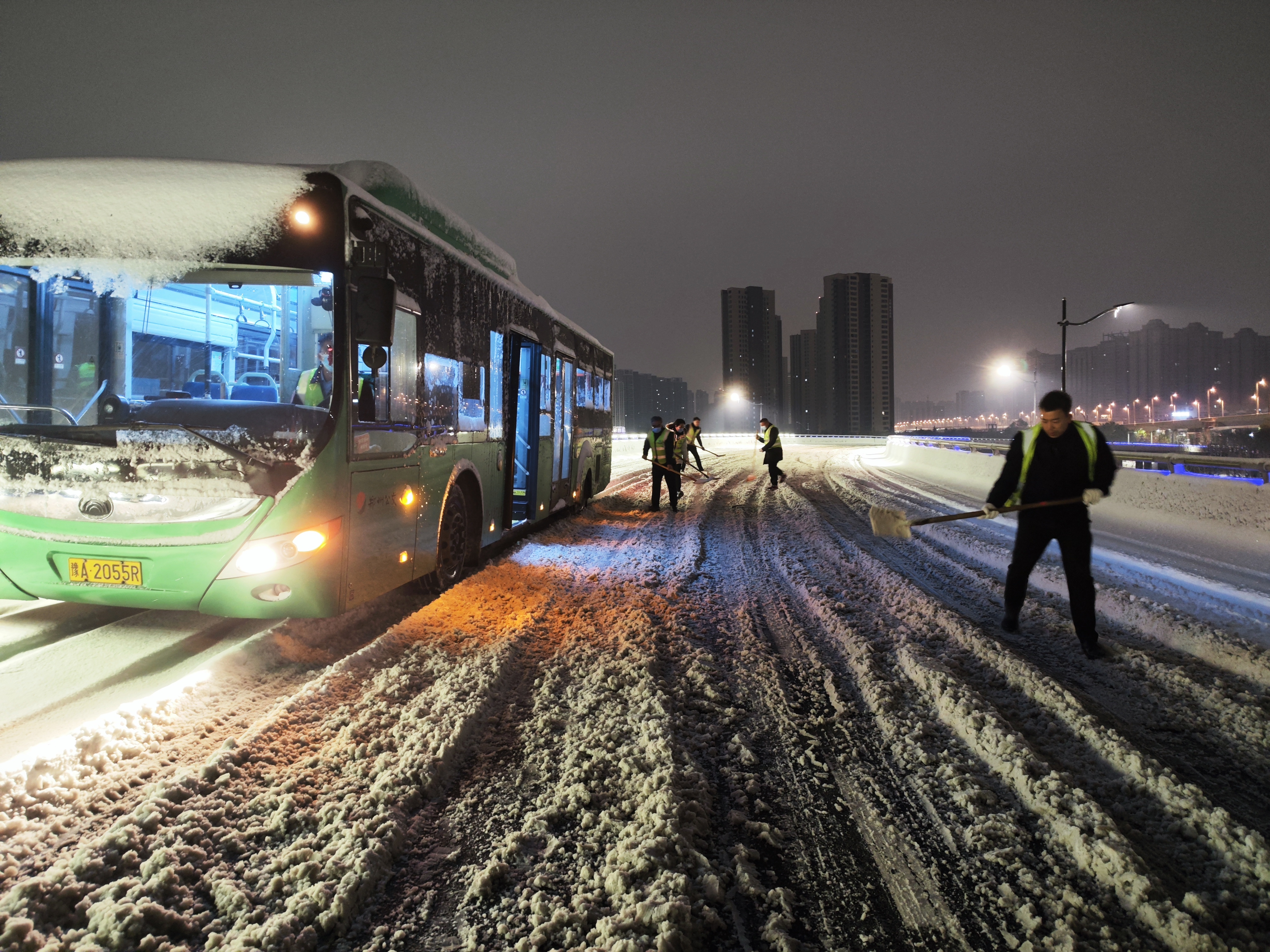 象·暖流|积雪突破10厘米，郑州公交融冰除雪，正