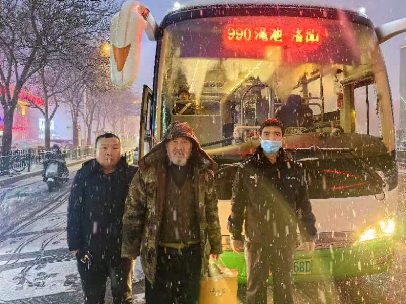 象·暖流丨七旬老人跨省寻亲遇大雪，见河南警察