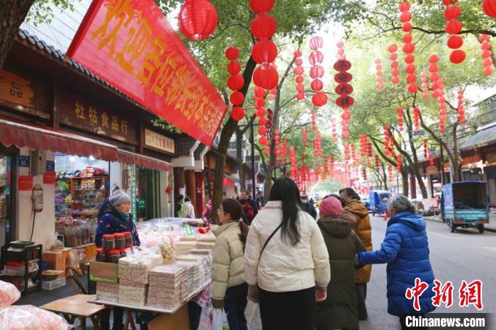 湖南浏阳举办年货集市 特色美食走俏