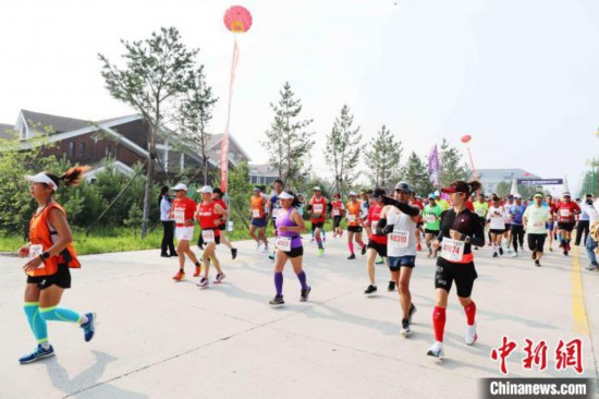 选手们在飞跃中享受中国最北的夏季清凉和生态美景。　邵天李 摄