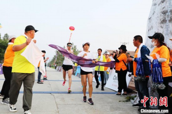 长春市张倩以3小时05分04秒的后果得到女子全程冠军。　邵天李 摄