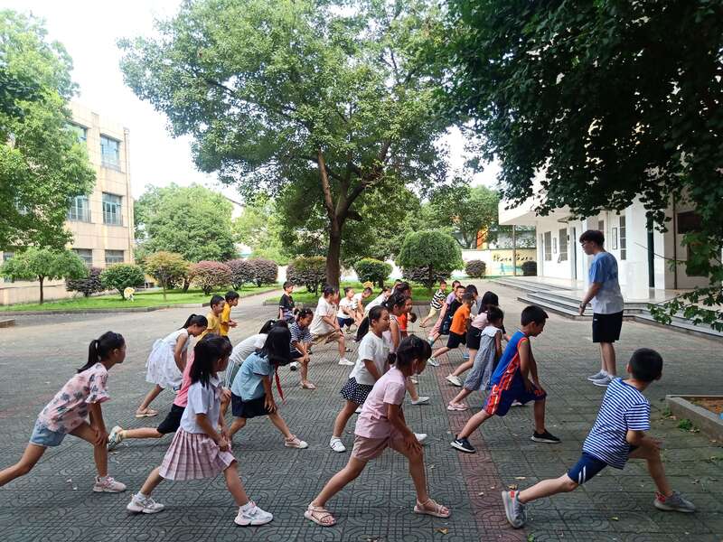 宁波19名大学生来山沟里播撒梦想的种子