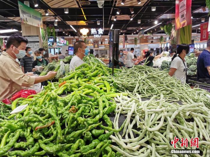 河南省郑州市的市民在一家大型超市选购蔬菜。 <a target='_blank' href=''>中新社</a>记者 韩章云 摄 　