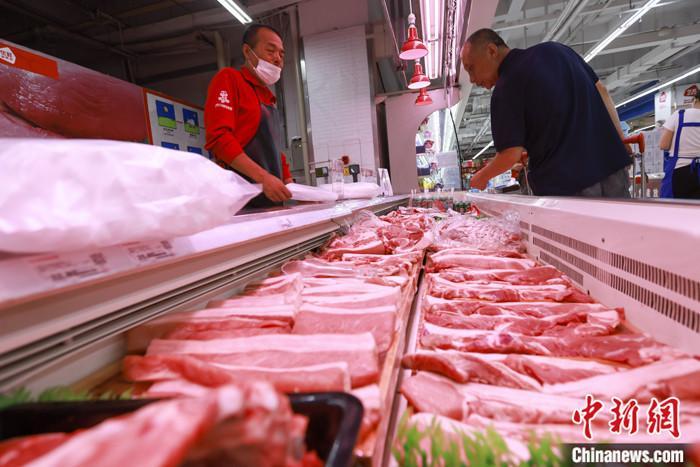 资料图：山西太原一超市，消费者在选购猪肉。 <a target='_blank' href=''>中新社</a>记者 张云 摄