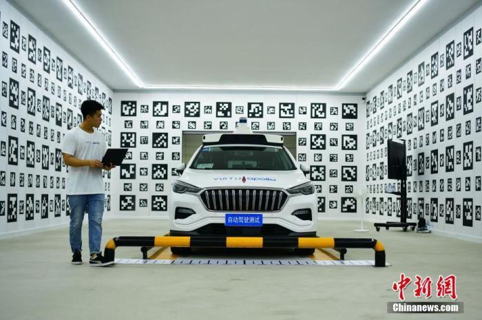 7月10日，在河北省沧州市云图科技自动驾驶标定与维护中心，事恋人员对L4级自动驾驶车辆举办调试。 中新社记者 翟羽佳 摄