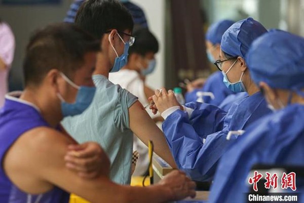 资料图：江西省南昌市的市民在南昌大学第二隶属医院红角洲院区接种点接种新冠疫苗。中新社记者 刘力鑫 摄 