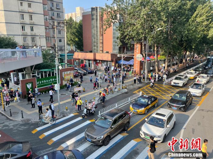 北京市花圃桥四周，学生们正在进入学校。 任靖 摄。