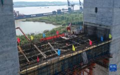 南京仙新路长江大桥北主塔下横梁开始混凝土浇筑