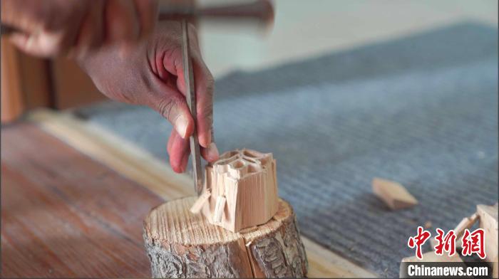 木质模具往往回收梨木手工镌刻而成。　胡嘉琛 摄