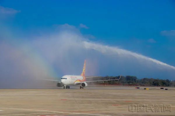 首个抵达航班HU7372“过水门”（尹翔宇/摄）