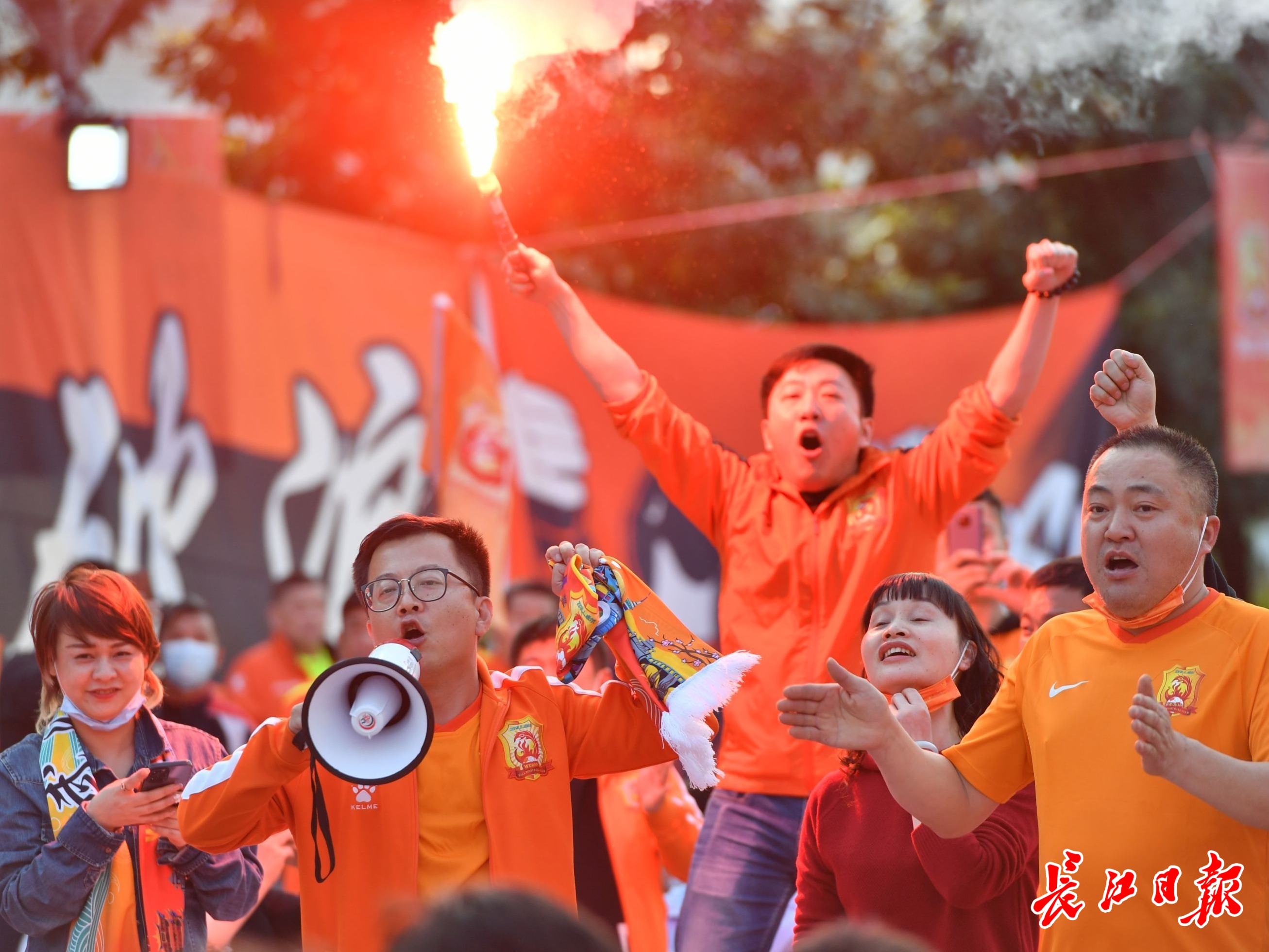 德国球迷vs巴西球迷_/p中国vs泰国武汉体育中心现场球迷_中国15泰国球迷