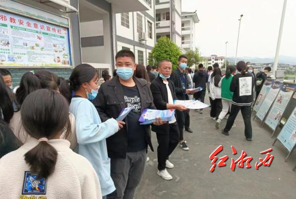龙山县市场扣留局开展“防止传销进校园”宣传教训运动